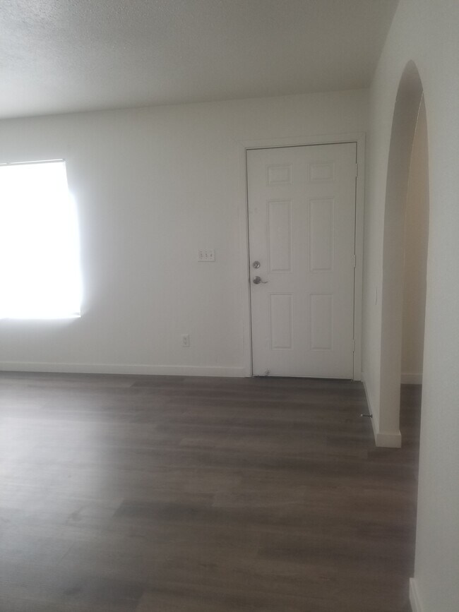 Building Photo - 1819 S Windsor