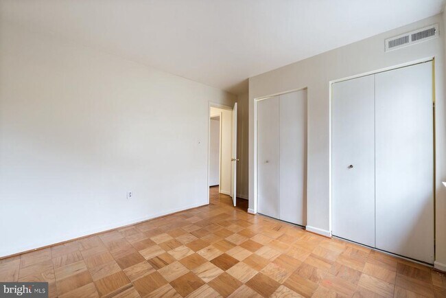 Building Photo - 876 College Pkwy