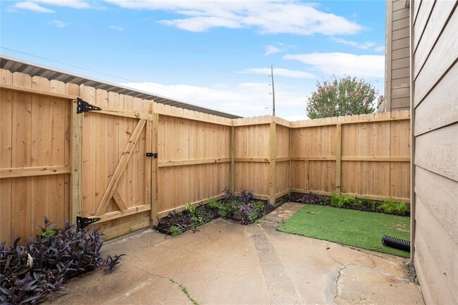 Building Photo - 6652 Montauk Dr