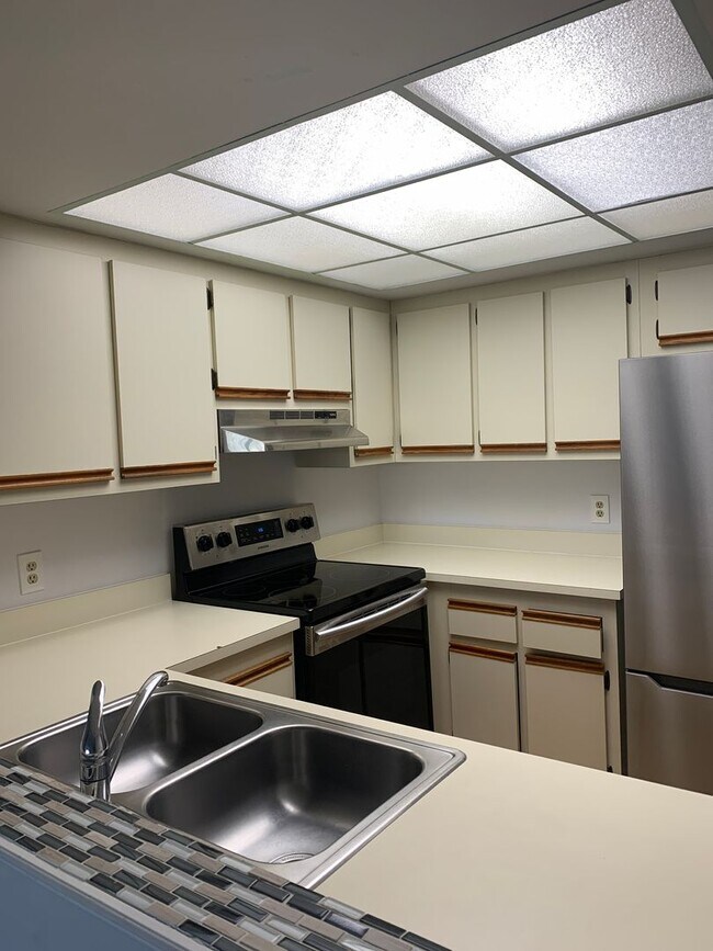 Building Photo - All  Utilities  included  in the rent - 2/...