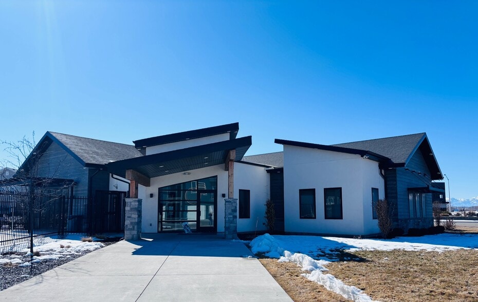 Building Photo - 472 W 40 S