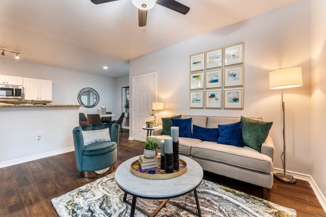 Building Photo - Lakeside Living with 1 Month Free!