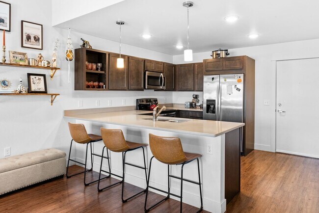 Building Photo - Summit Units: 2 Bedrooms 2 Bathrooms