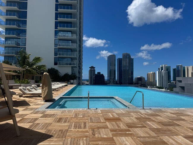 Building Photo - The Park On Keeaumoku - One bedroom, one bath, one parking in the Rycroft Tower
