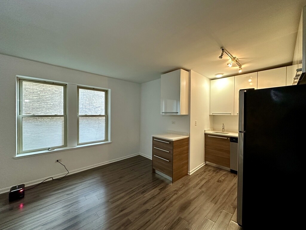 Building Photo - 925 W Carmen Ave