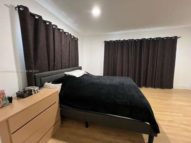 Building Photo - 1480 NE 151st St