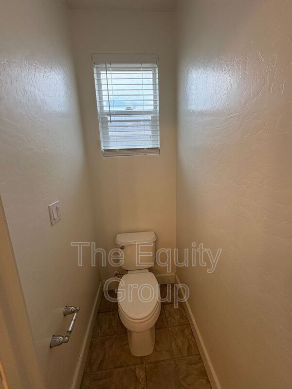 Building Photo - 3116 W Buena Vista Ave