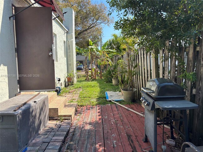 Building Photo - 521 NW 48th St