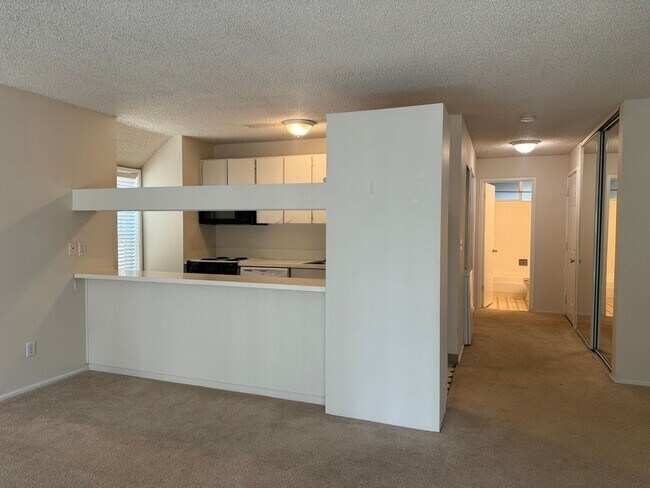 Building Photo - Refreshed Rental Rate One-Bedroom Condo Lo...
