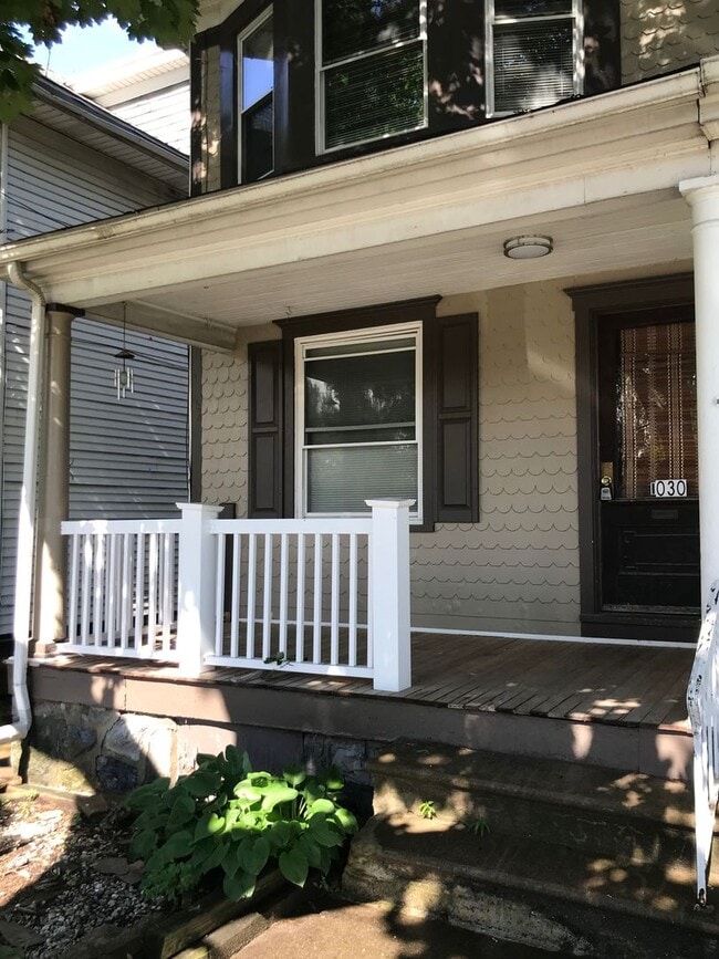 Primary Photo - 1030 Center St