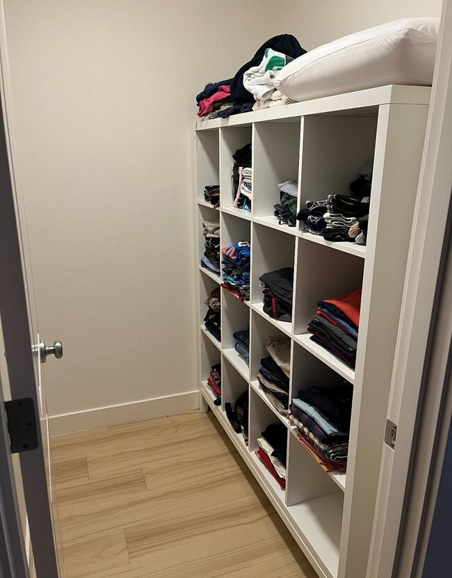 Building Photo - Stunning End-Unit Townhouse 3 bed, 2.5 bat...