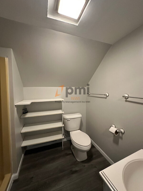Building Photo - 2122 Elston St