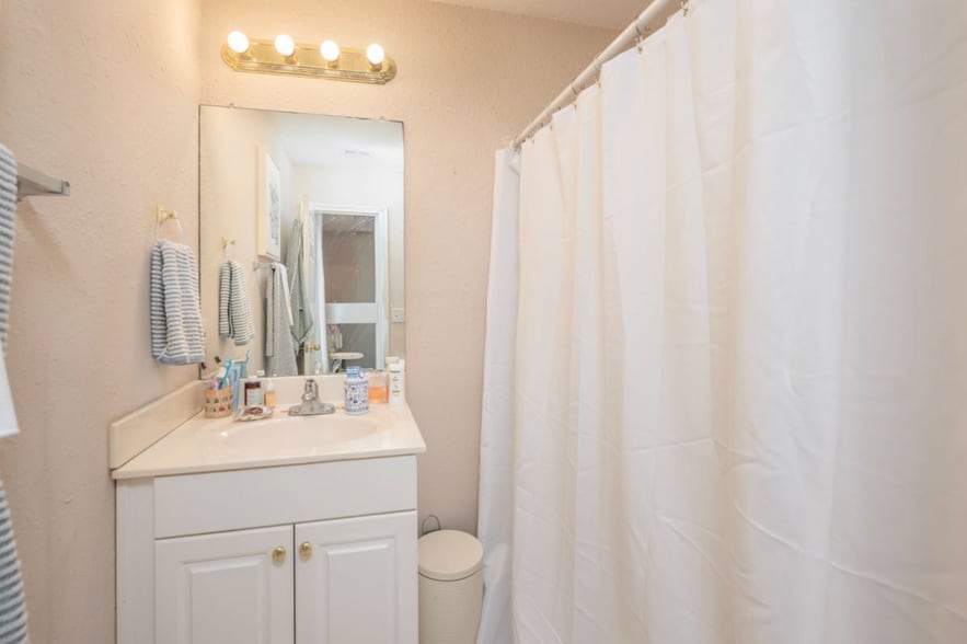 Building Photo - 923 Saint Andrews Ln