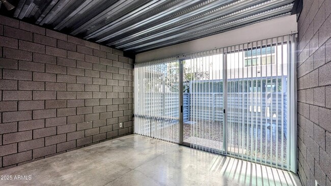 Building Photo - 525 E Willetta St