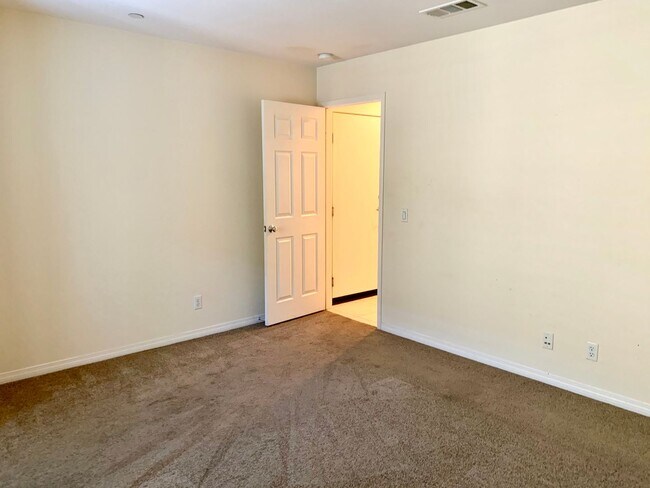 Building Photo - Enchanting 4 bedroom/2.5 bath property in the heart of Claremont Village