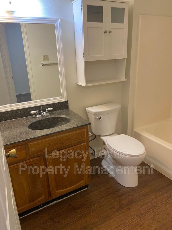 Building Photo - 1412 Courtney Pl