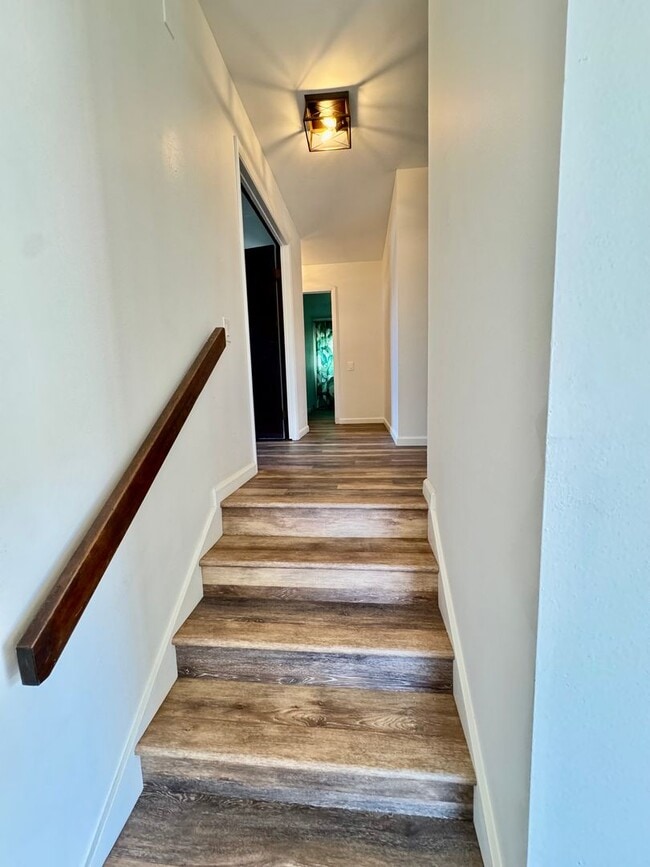 Building Photo - Charming 3-Bedroom Home with Ocean & Mount...