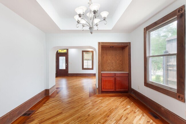 Building Photo - Spacious 6bd/3ba in Grant Park w/ Large Fenced in Backyard & Steps From the Park!