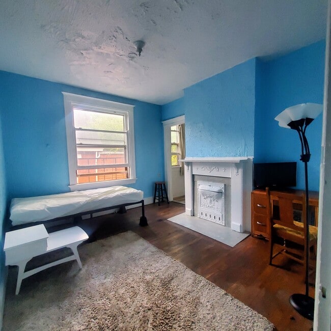 Building Photo - 2451 Maplewood Ave