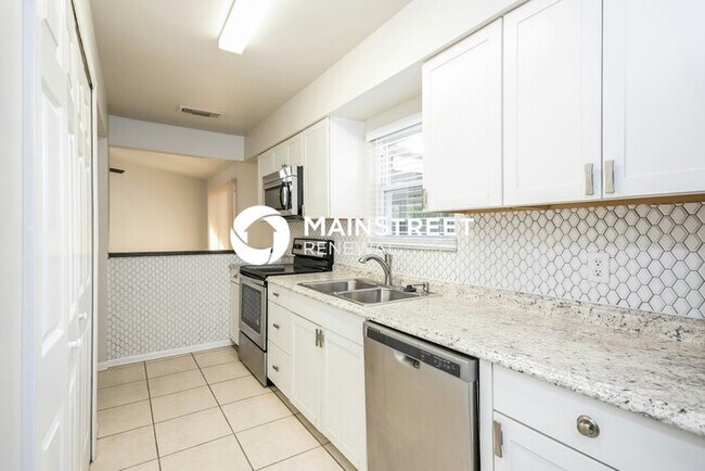 Building Photo - 3 Bedroom Pet-Friendly Home in OCOEE, FL with Main Street Renewal