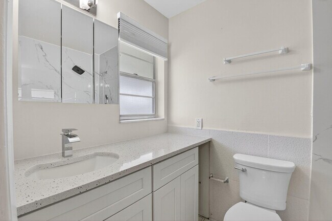 Building Photo - 801 Meadowlark Ln