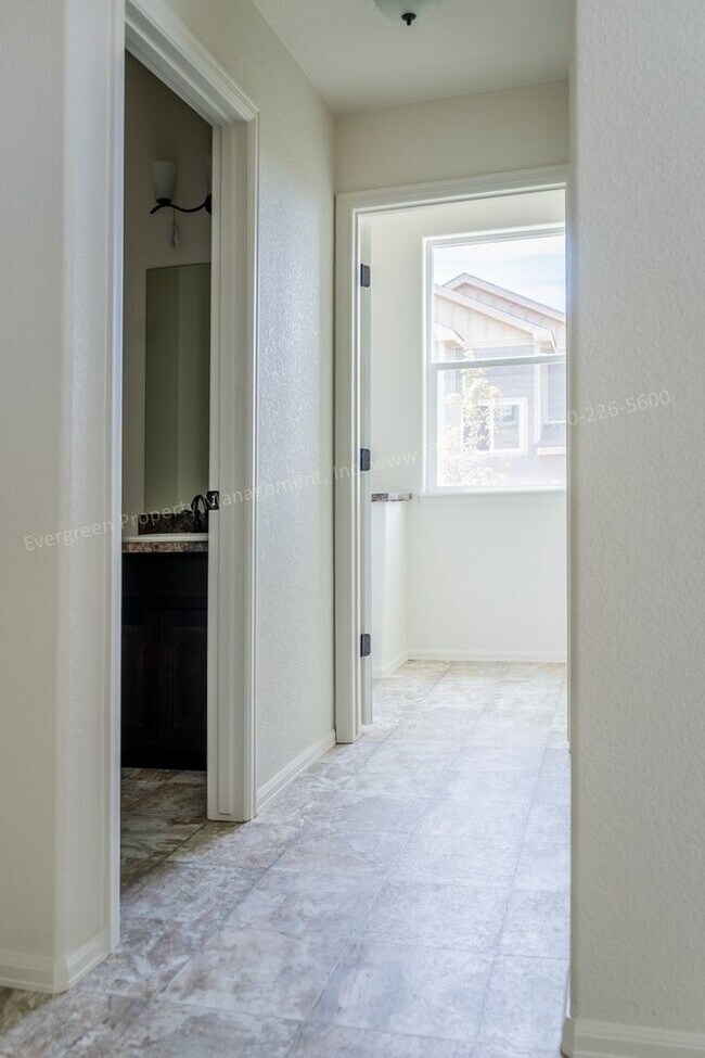 Building Photo - Gorgeous 4-Bed, 2.5 Bath Home in Windsor!