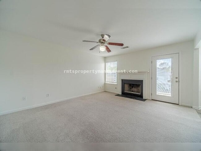 Building Photo - Spacious 4 bedroom 2.5 bath