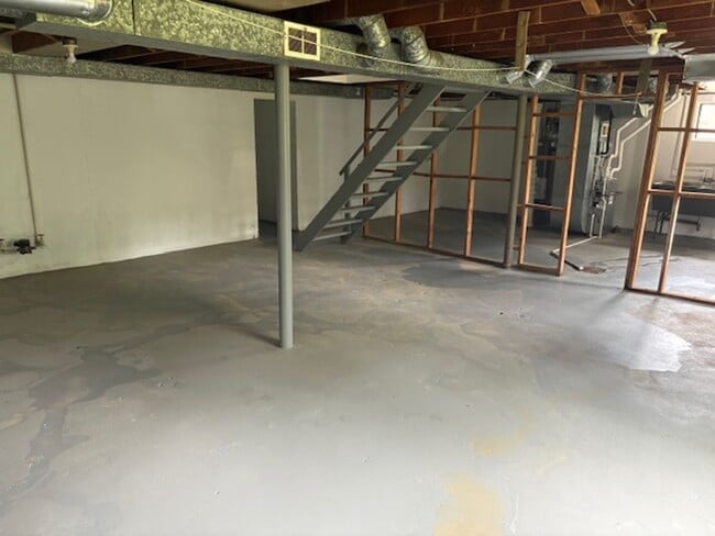 Building Photo - Amazing 4 Bedroom 1 Bathroom available in ...