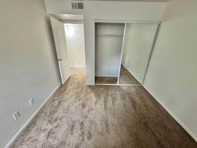 Building Photo - SPACIOUS 3 BEDROOM GROUND FLOOR CONDO