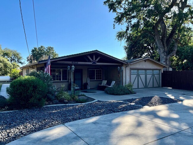 Building Photo - Well maintained single story on over half an acre lot!