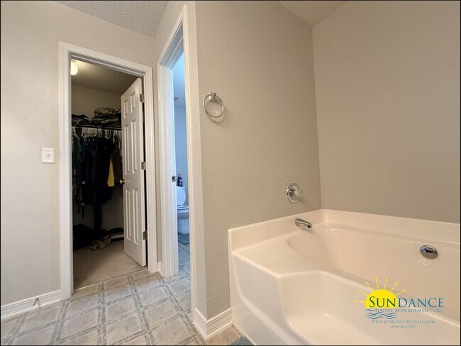 Building Photo - Charming 4-Bedroom Home in Hampton Ridge Estates of Navarre!