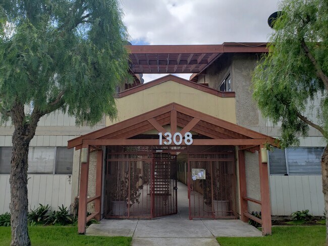 Building Photo - 1308 W 225th St