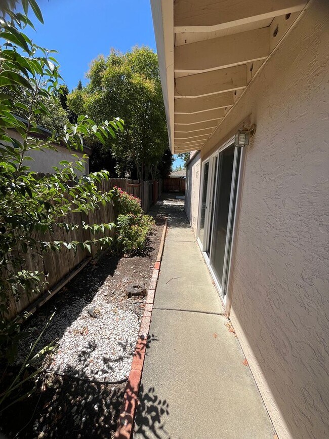 Building Photo - Cowell 4808-4810