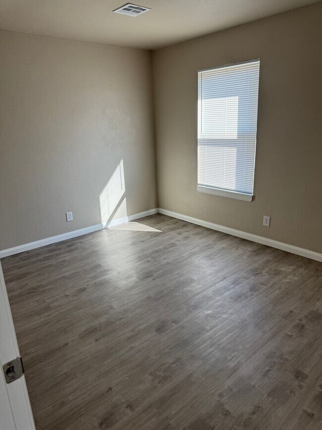 Building Photo - Fully Renovated 3 Bedroom Duplex in the he...