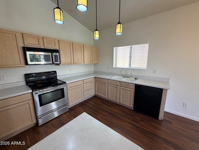 Building Photo - 998 E Mission Dr