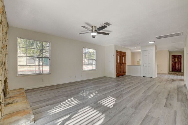 Building Photo - Single Story in the Heart of Las Vegas