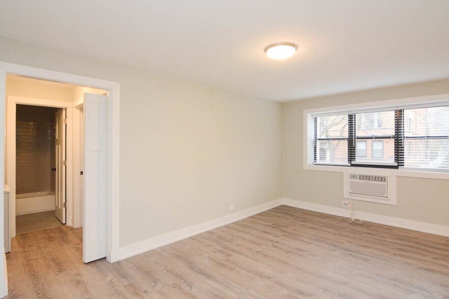 Building Photo - 535 W Surf St