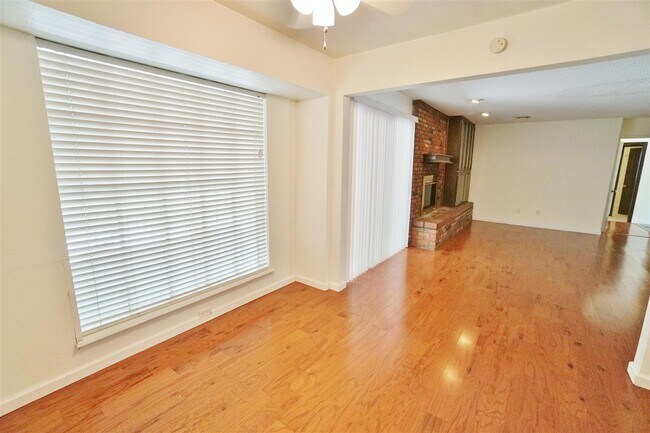 Building Photo - Cute 3 bed, 2 bath home near campus