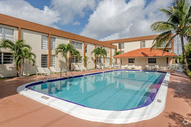 Pool - Las Brisas Gardens Apartments