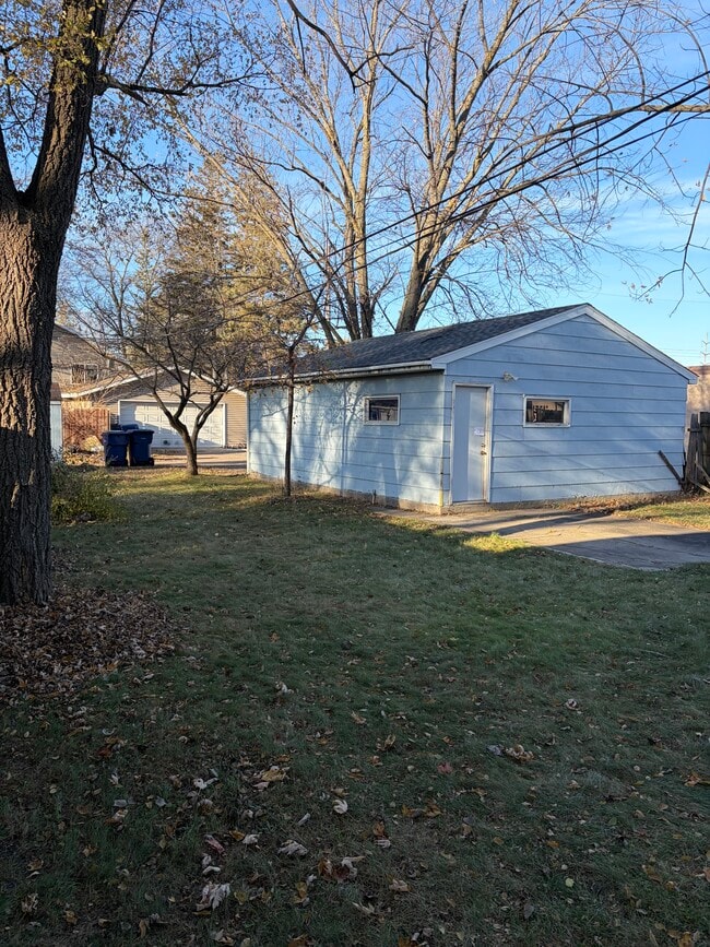 Building Photo - 119 7th Ave NE