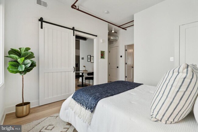 Building Photo - 901 King St