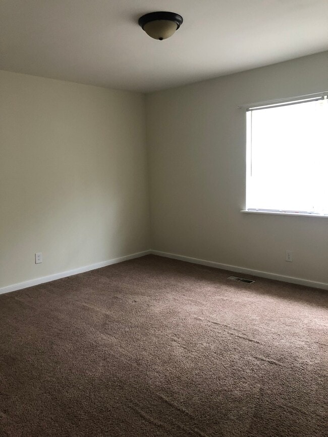 Building Photo - Spacious two bedroom townhome