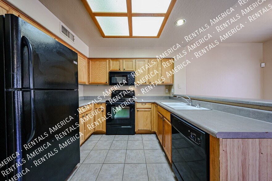 Building Photo - 10060 E Capri Ave