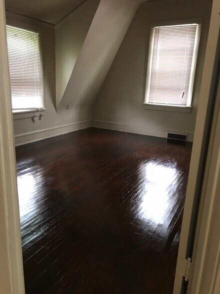 Bedroom - 621 N Independence Ave