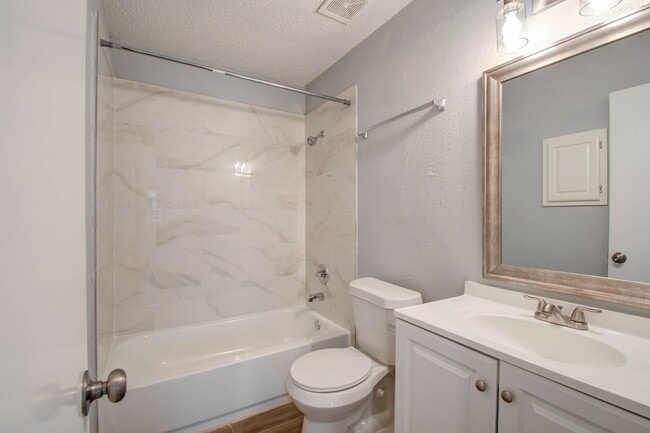 Building Photo - Remodeled 3 Bed / 2 Bath townhome at The B...