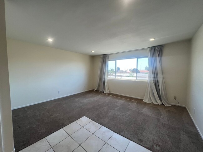 Building Photo - Charming upstairs 2/2 Condo in Clairemont