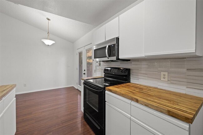 Building Photo - 1015 E Yager Ln