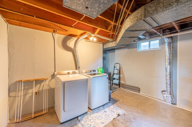 Building Photo - 1502 13th Ave NW