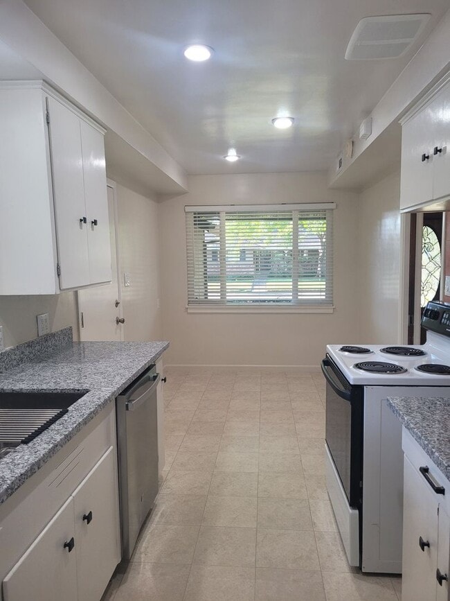 Building Photo - 3 bedroom home close to Land Park