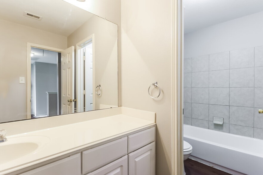 Building Photo - 16728 Foursquare Dr